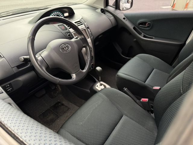2011 Toyota  Yaris 小鴨 跑少低里程 僅跑11萬 認證車  第5張相片