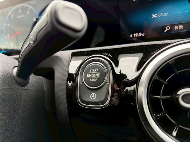 2018 BENZ A200 跑少優質認證車  第15張相片