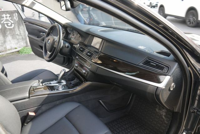 一手車 總代理 柴油 更省油 有力好開 BMW 520D  第8張相片