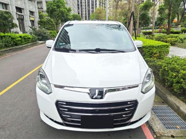 【全場認證里程保證】旗艦型、僅跑10萬、前後雙大螢幕、盲區鏡頭、雙電滑門、原鈑件  第2張相片