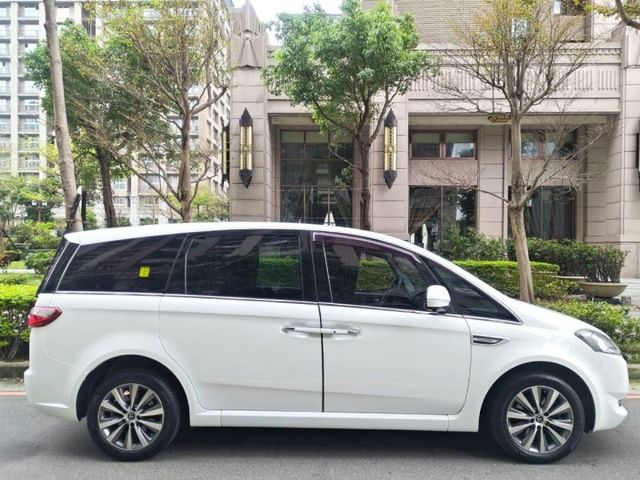 【全場認證里程保證】旗艦型、僅跑10萬、前後雙大螢幕、盲區鏡頭、雙電滑門、原鈑件  第4張相片