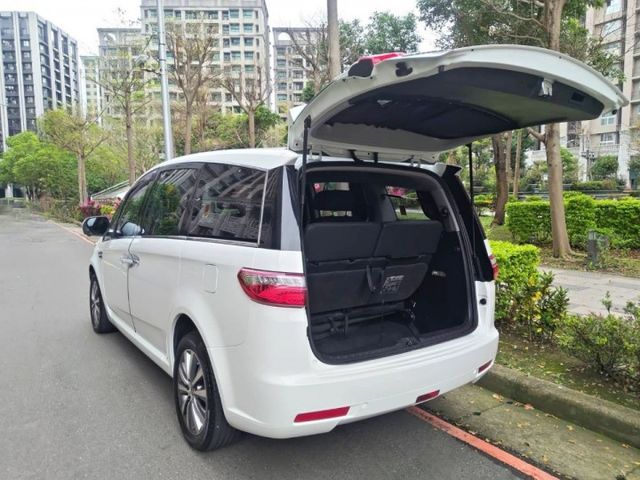 【全場認證里程保證】旗艦型、僅跑10萬、前後雙大螢幕、盲區鏡頭、雙電滑門、原鈑件  第5張相片