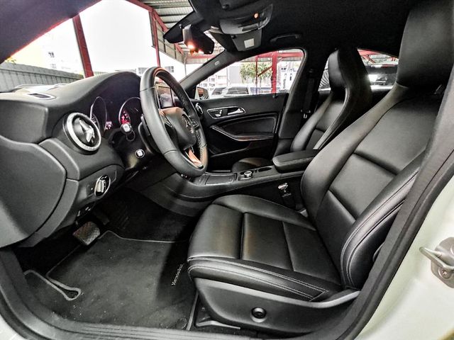 BENZ CLA200  第4張相片