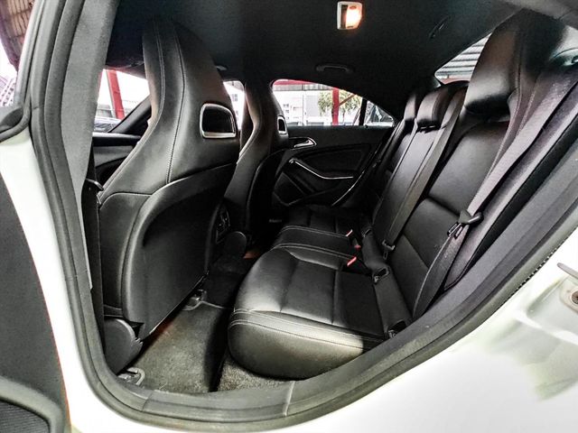 BENZ CLA200  第5張相片