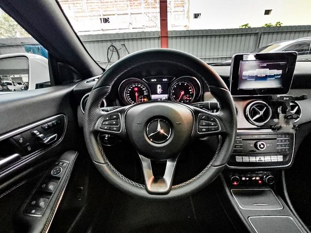 BENZ CLA200  第7張相片