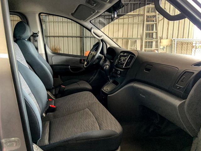 9人座 實跑8萬  第5張相片