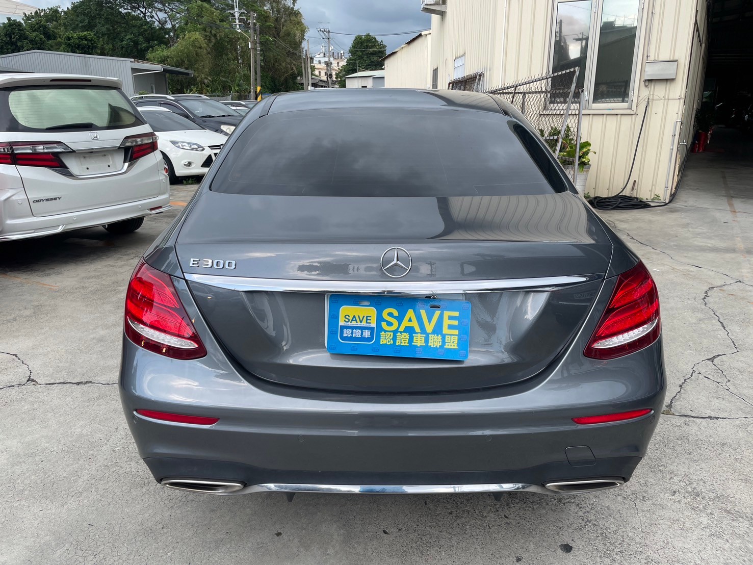 E300 AMG 23P 360環景 氣氛燈 電尾 雙液晶螢幕  第2張相片