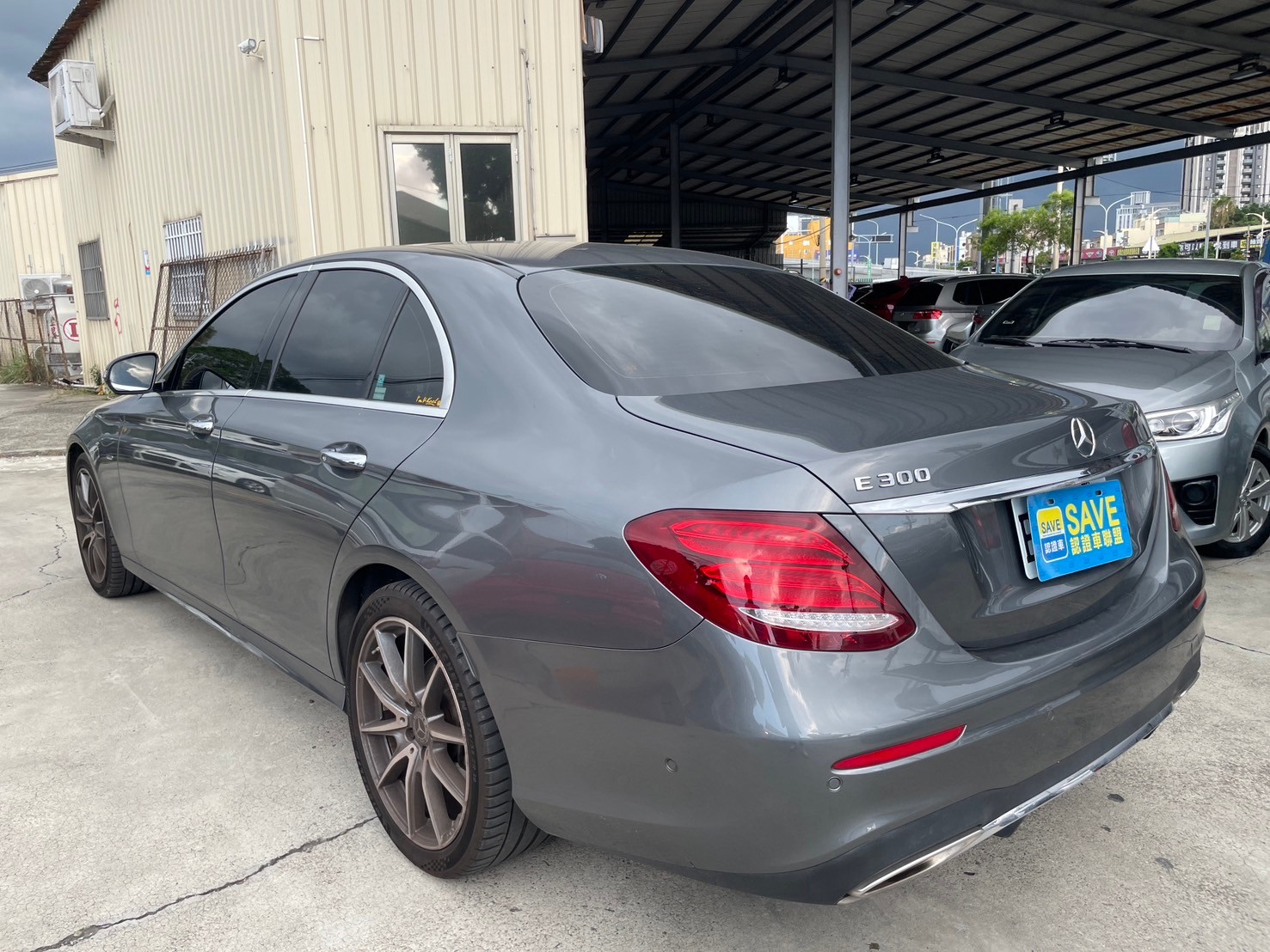 E300 AMG 23P 360環景 氣氛燈 電尾 雙液晶螢幕  第3張相片