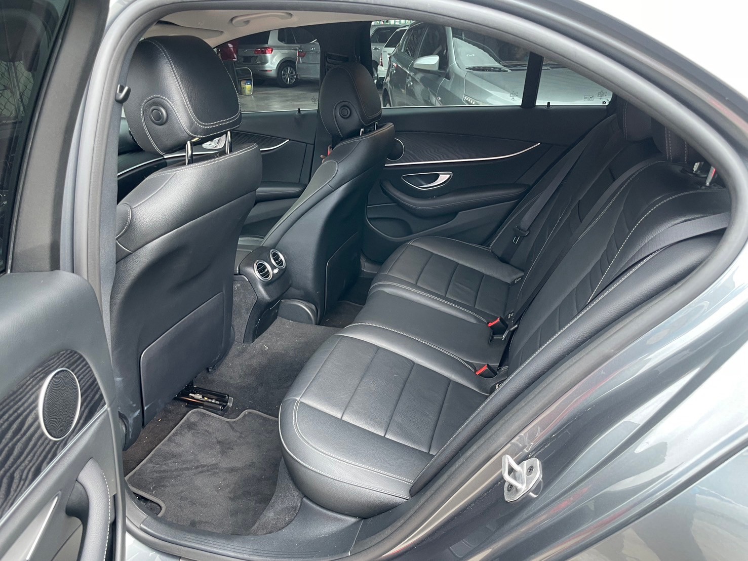 E300 AMG 23P 360環景 氣氛燈 電尾 雙液晶螢幕  第5張相片