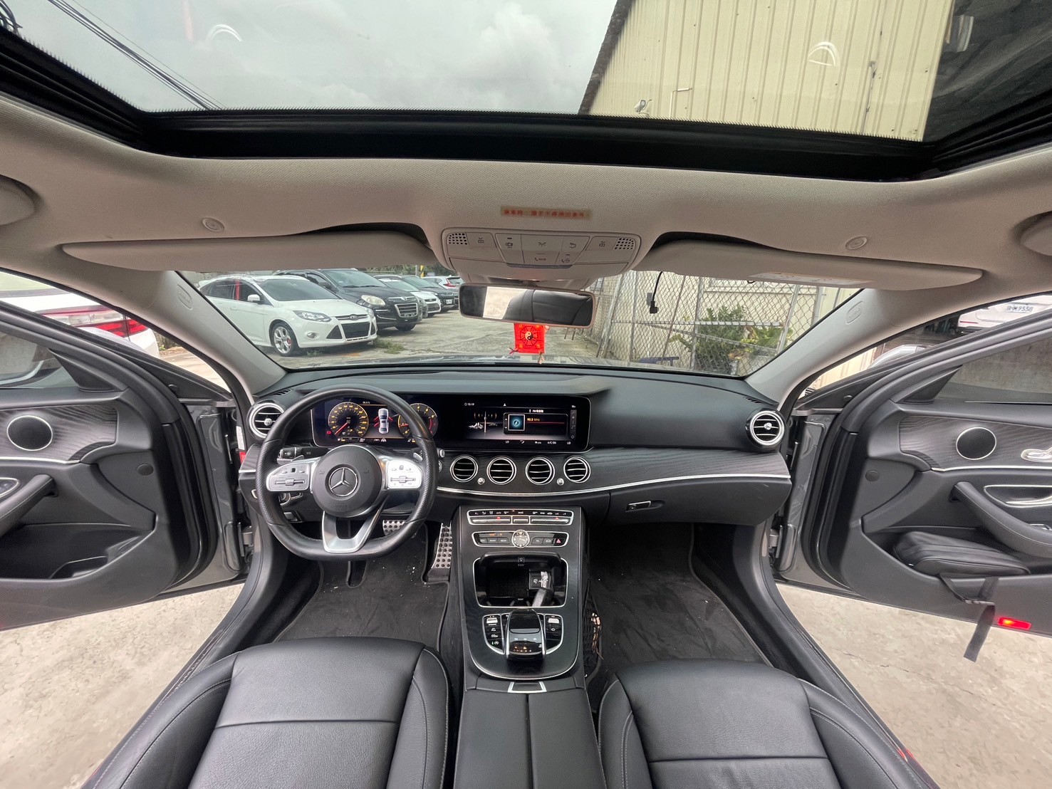 E300 AMG 23P 360環景 氣氛燈 電尾 雙液晶螢幕  第8張相片