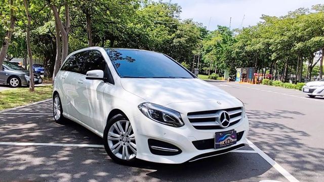 B200汽油版 全景天窗1.6渦輪一手車  第3張相片