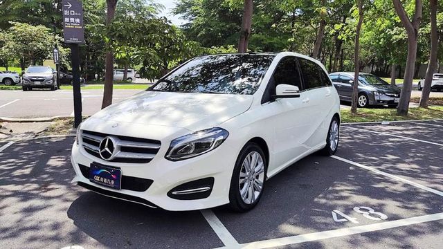 B200汽油版 全景天窗1.6渦輪一手車  第4張相片