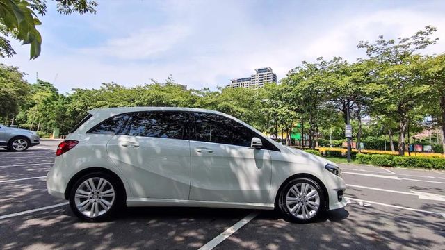 B200汽油版 全景天窗1.6渦輪一手車  第5張相片