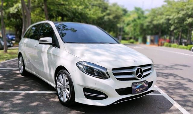 B200汽油版 全景天窗1.6渦輪一手車  第6張相片