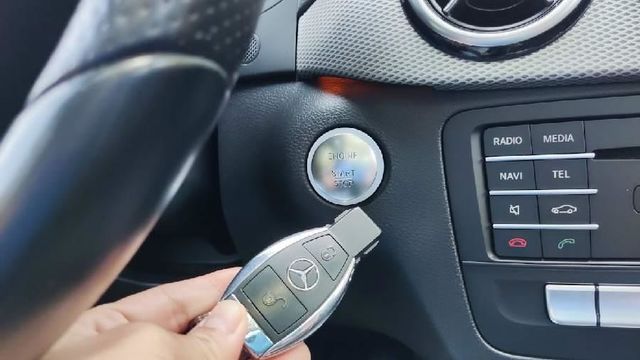 B200汽油版 全景天窗1.6渦輪一手車  第11張相片
