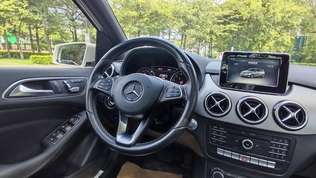 B200汽油版 全景天窗1.6渦輪一手車  第15張相片