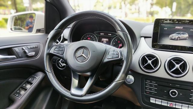 B200汽油版 全景天窗1.6渦輪一手車  第18張相片