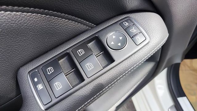 B200汽油版 全景天窗1.6渦輪一手車  第23張相片