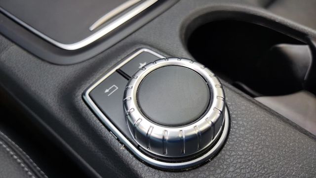 B200汽油版 全景天窗1.6渦輪一手車  第25張相片