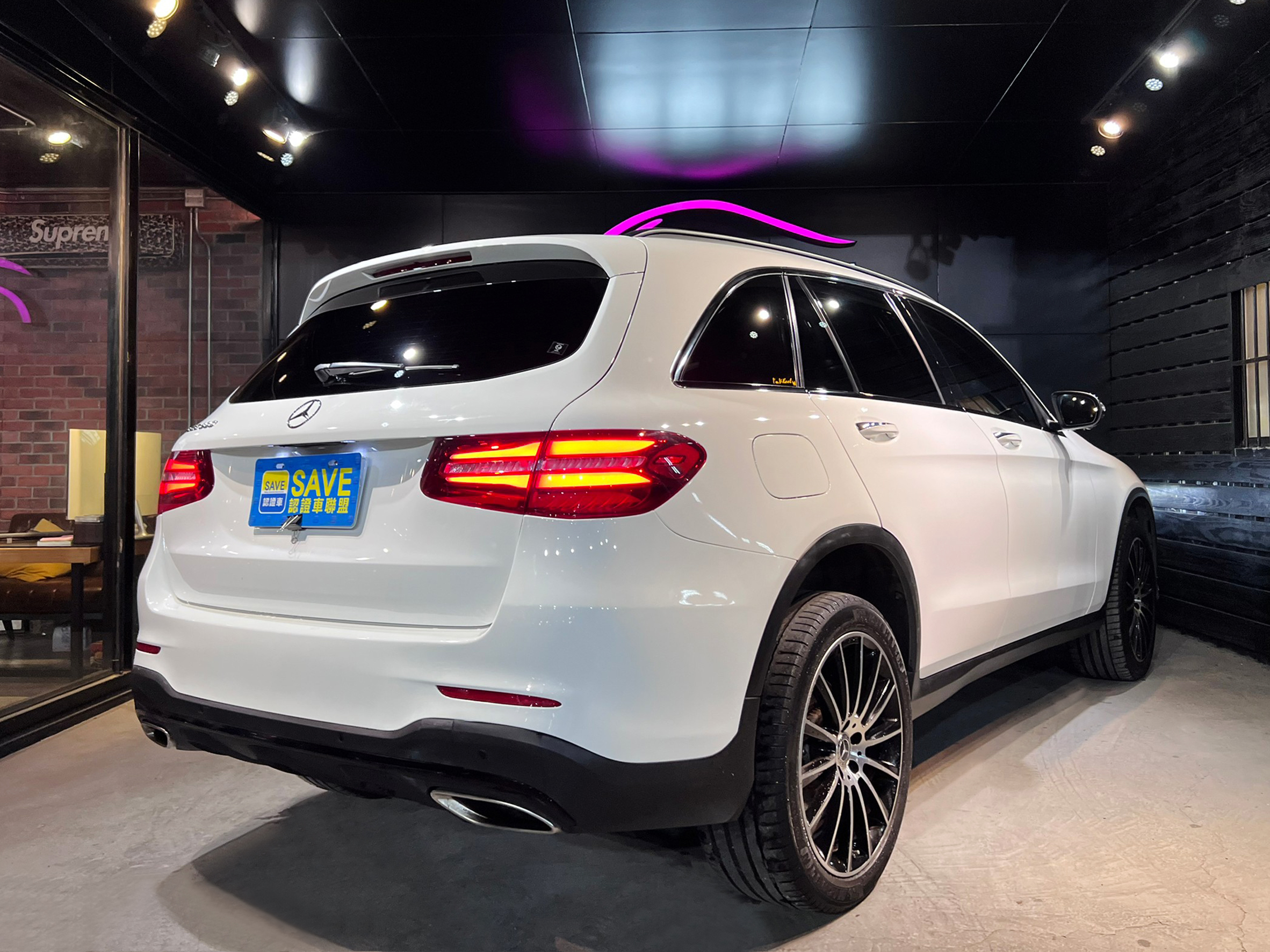 2017 M-BENZ GLC300 AMG 夜色套件 360度環景攝影 柏林之音 雙前座電熱椅 盲點偵測 0938-920-586 周先生 LINE ID : 0938920586  第2張相片