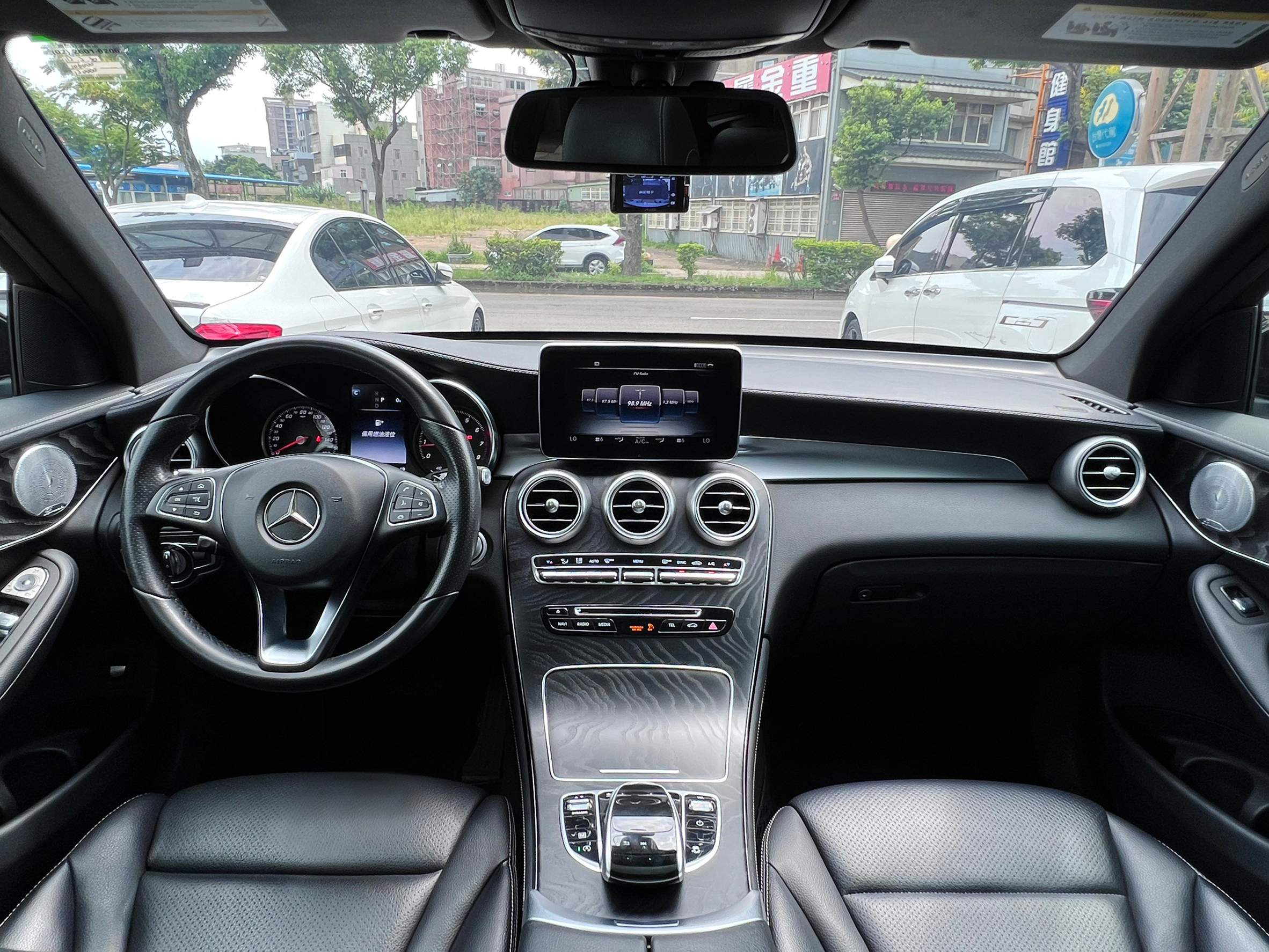 2017 M-BENZ GLC300 AMG 夜色套件 360度環景攝影 柏林之音 雙前座電熱椅 盲點偵測 0938-920-586 周先生 LINE ID : 0938920586  第3張相片
