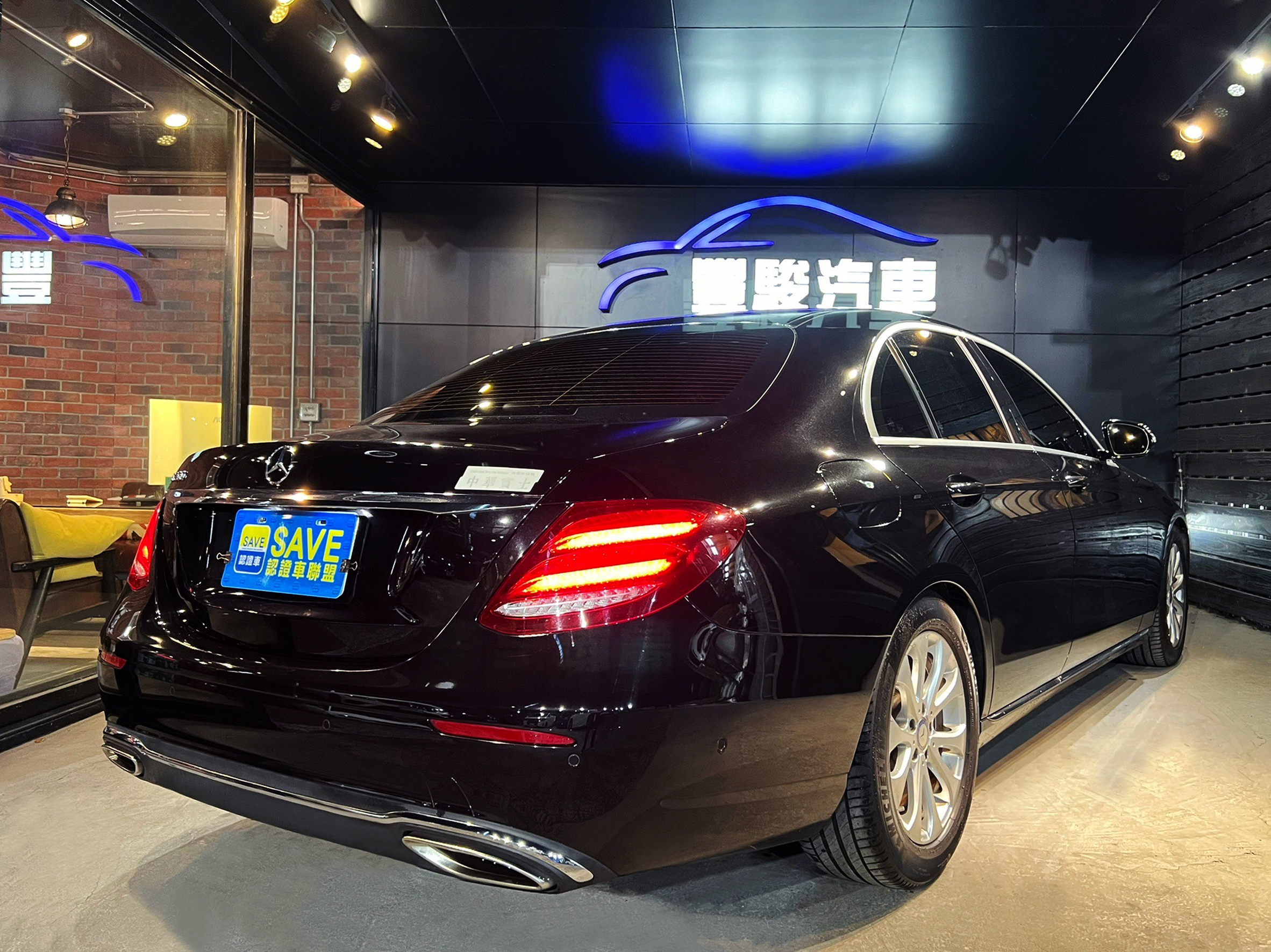 2017 M-BENZ E200 LUX豪華版 只跑7萬0938-920-586 周先生 LINE ID : 0938920586  第2張相片