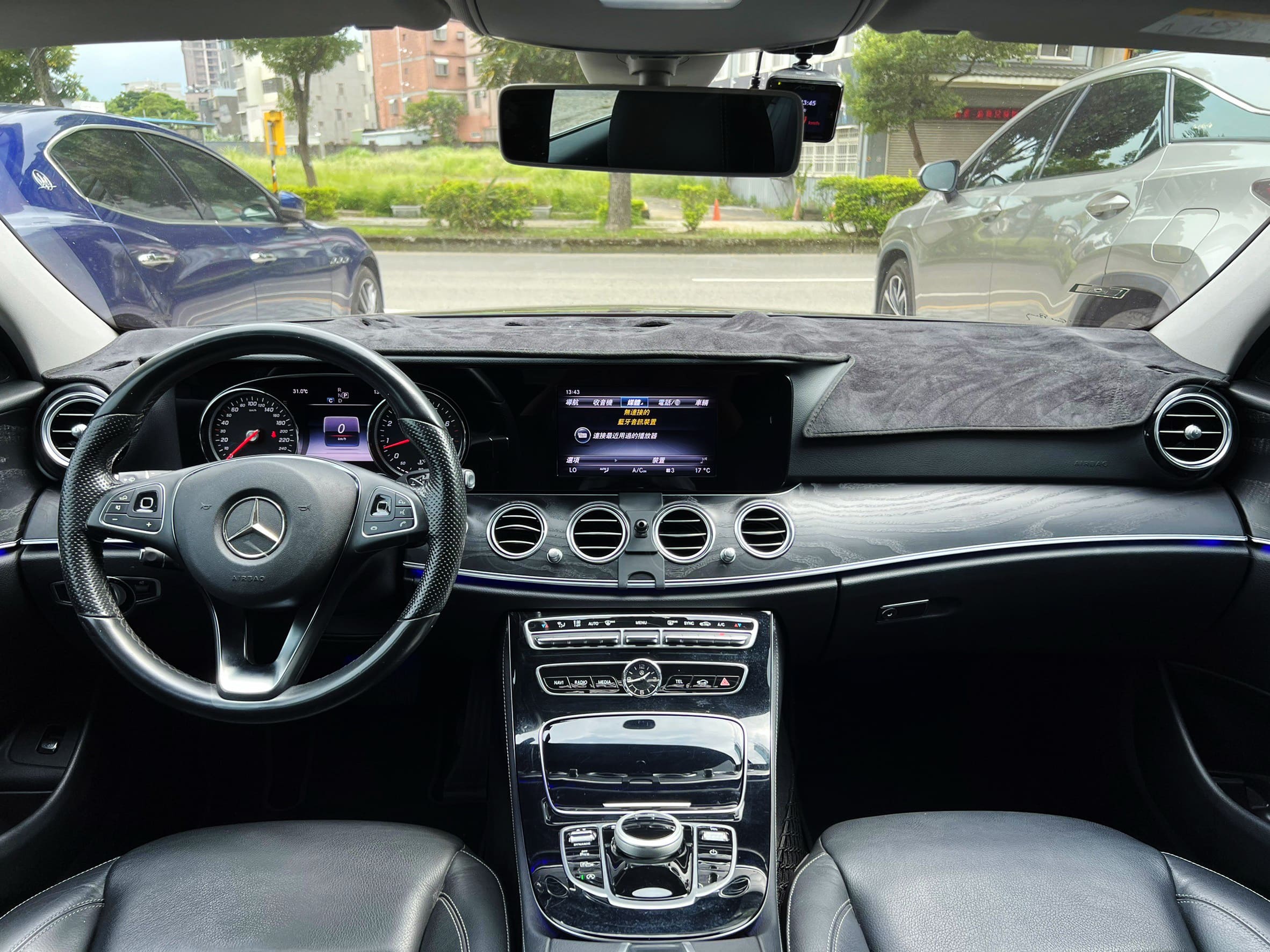 2017 M-BENZ E200 LUX豪華版 只跑7萬0938-920-586 周先生 LINE ID : 0938920586  第3張相片