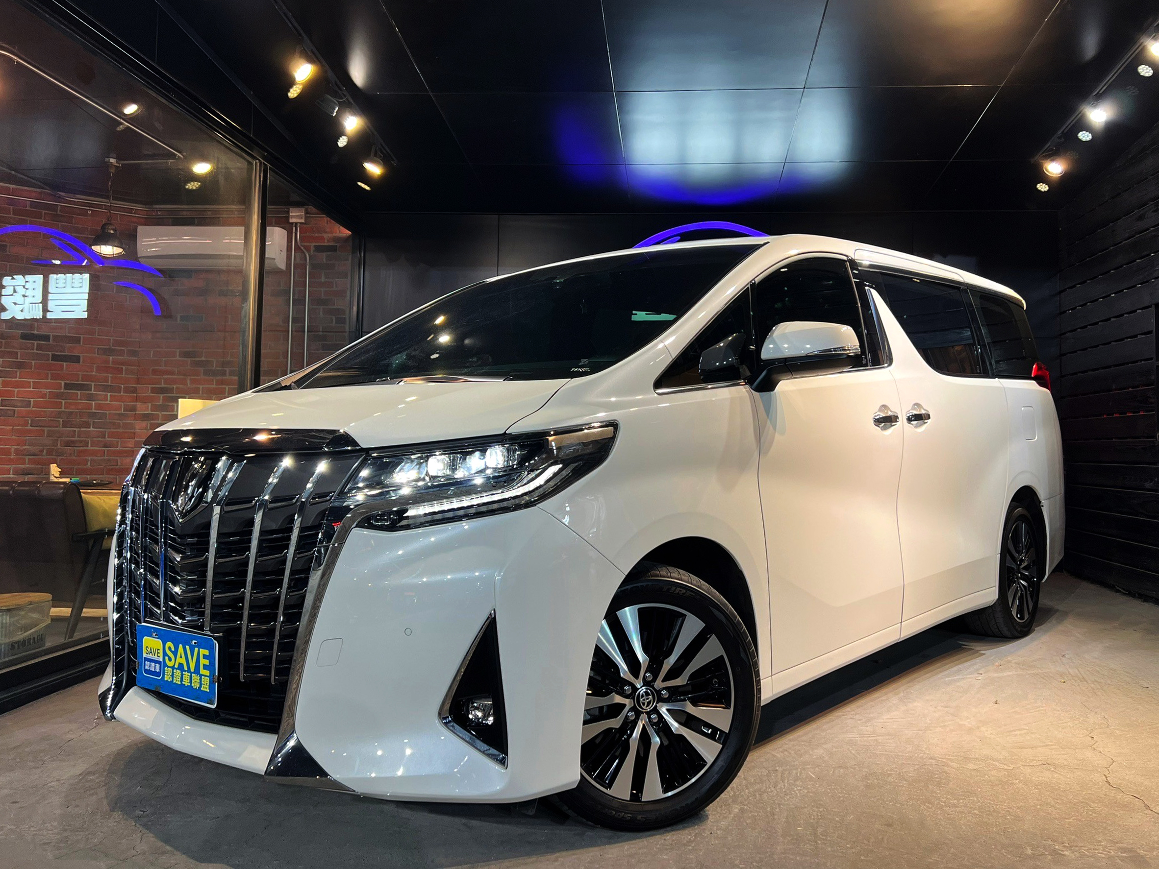 2019 TOYOTA Alphard 只跑3萬2公里 0938-920-586 周先生 LINE ID : 0938920586  第1張相片