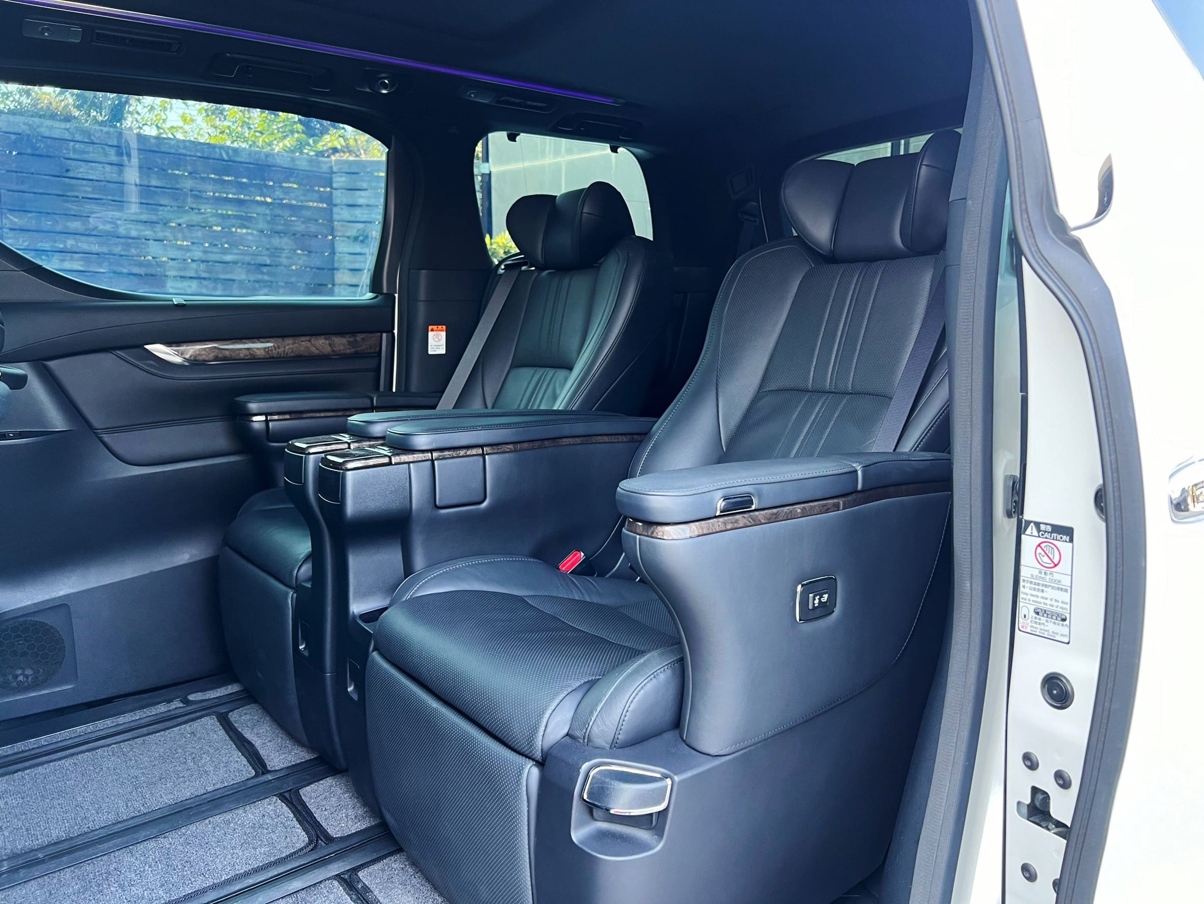 2019 TOYOTA Alphard 只跑3萬2公里 0938-920-586 周先生 LINE ID : 0938920586  第5張相片