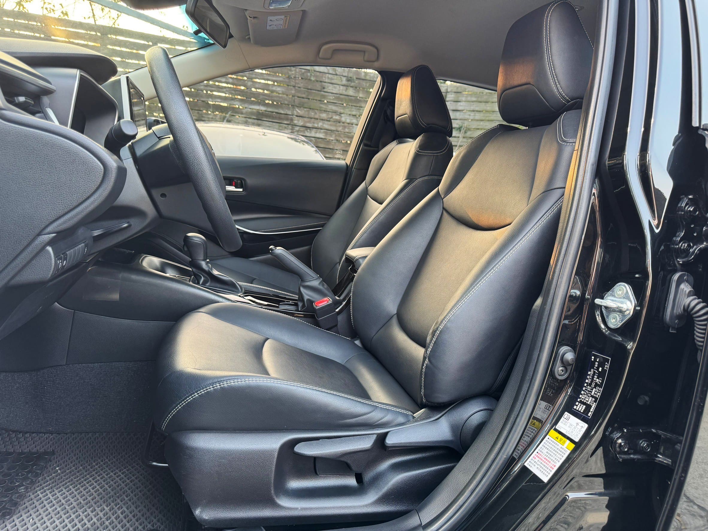 2022 TOYOTA ALTIS 1.8 HYBRID尊爵 0938-920-586 周先生 LINE ID : 0938920586  第4張相片