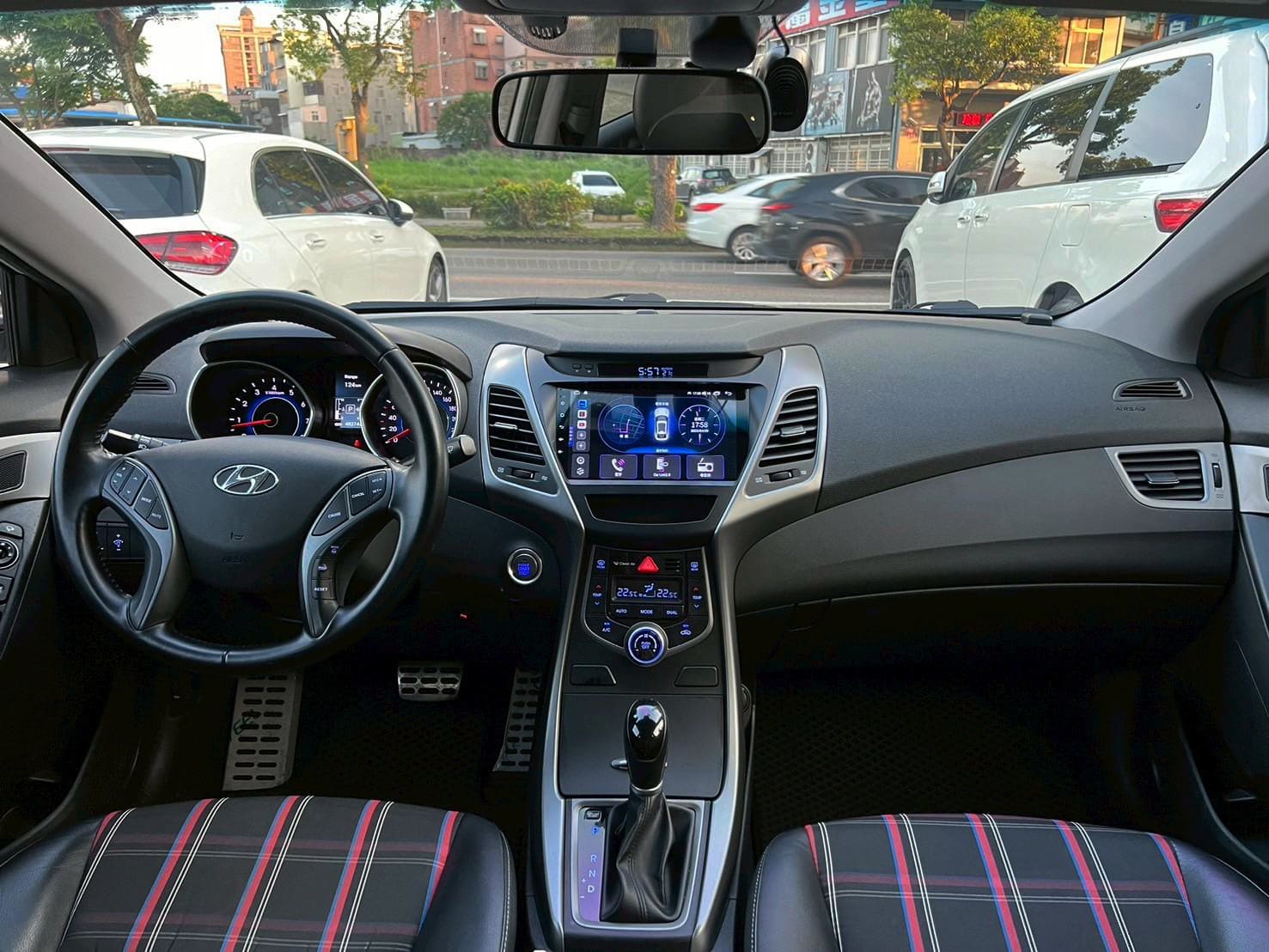 2015 HYUNDAI ELANTRA 僅跑5萬公里 0938-920-586 周先生 LINE ID : 0938920586  第3張相片