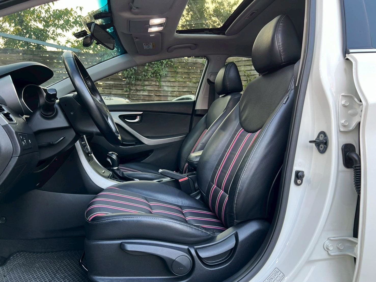 2015 HYUNDAI ELANTRA 僅跑5萬公里 0938-920-586 周先生 LINE ID : 0938920586  第4張相片