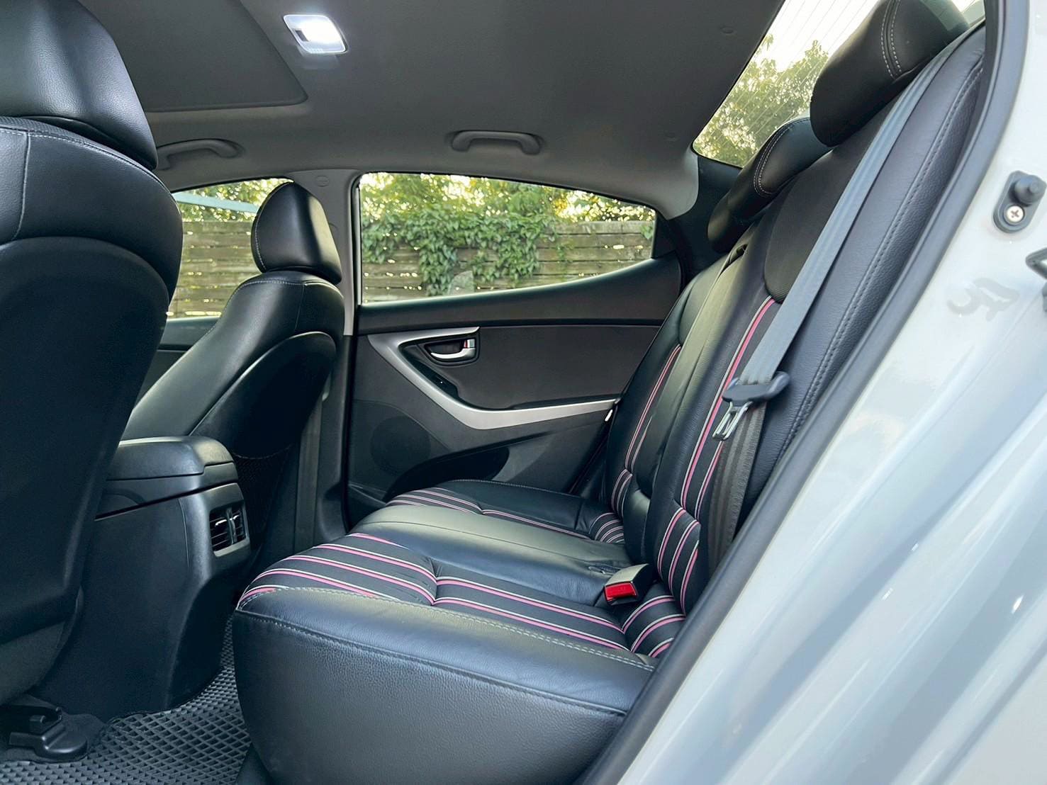 2015 HYUNDAI ELANTRA 僅跑5萬公里 0938-920-586 周先生 LINE ID : 0938920586  第5張相片