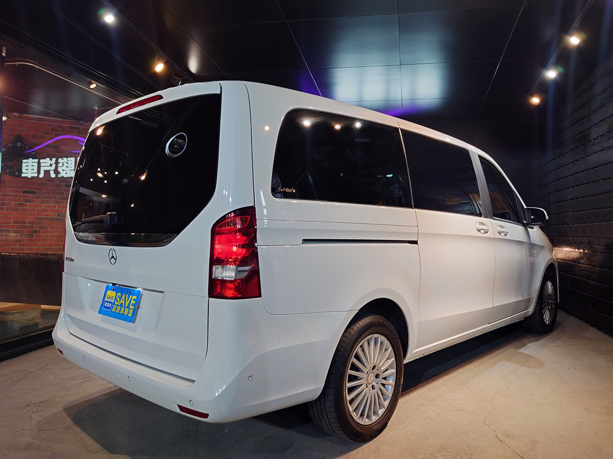 2015 M-BENZ V250d 2.1 0938-920-586 周先生 LINE ID : 0938920586  第2張相片
