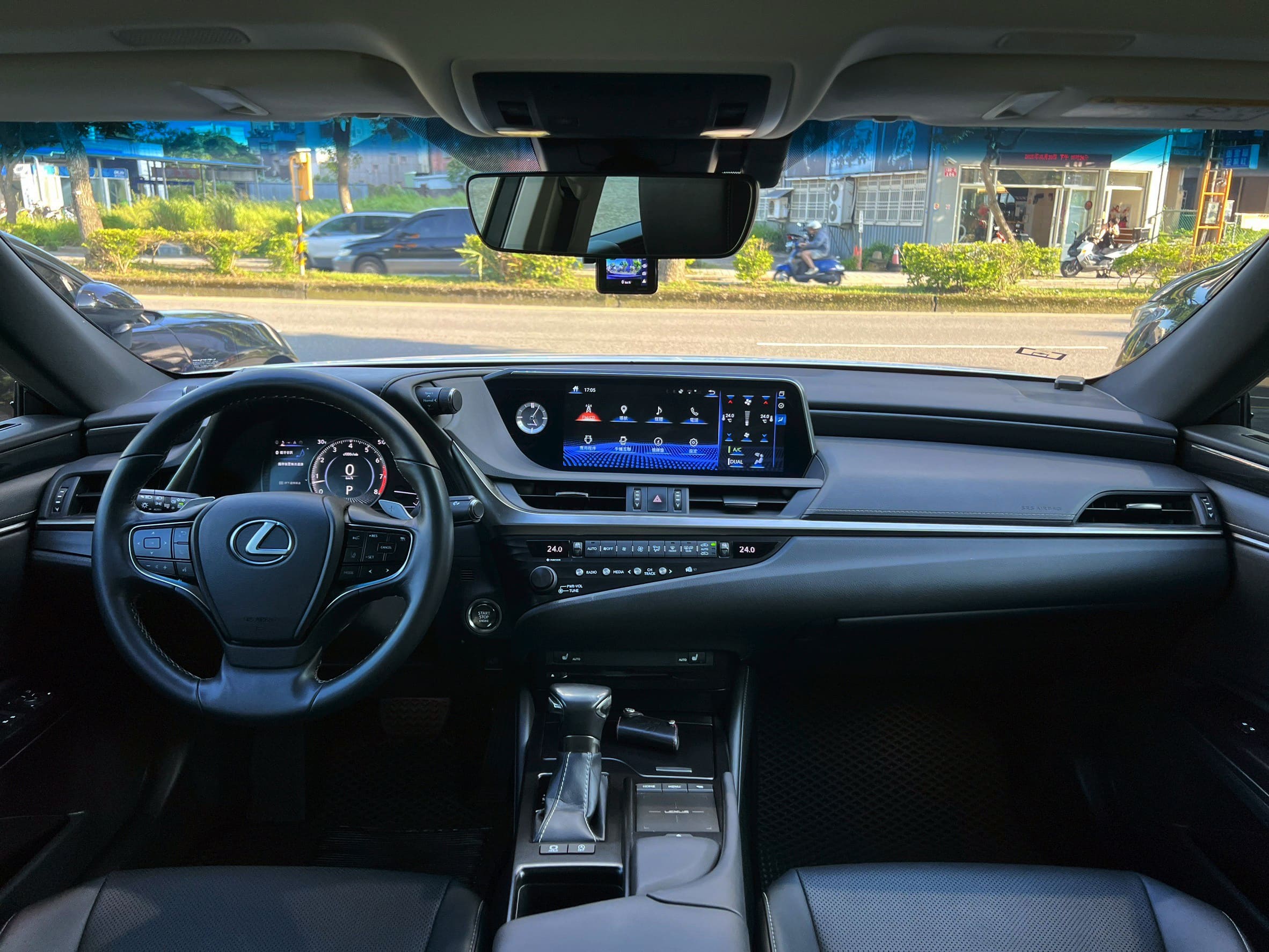 2019 LEXUS ES200 2.0 0938-920-586 周先生 LINE ID : 0938920586  第3張相片