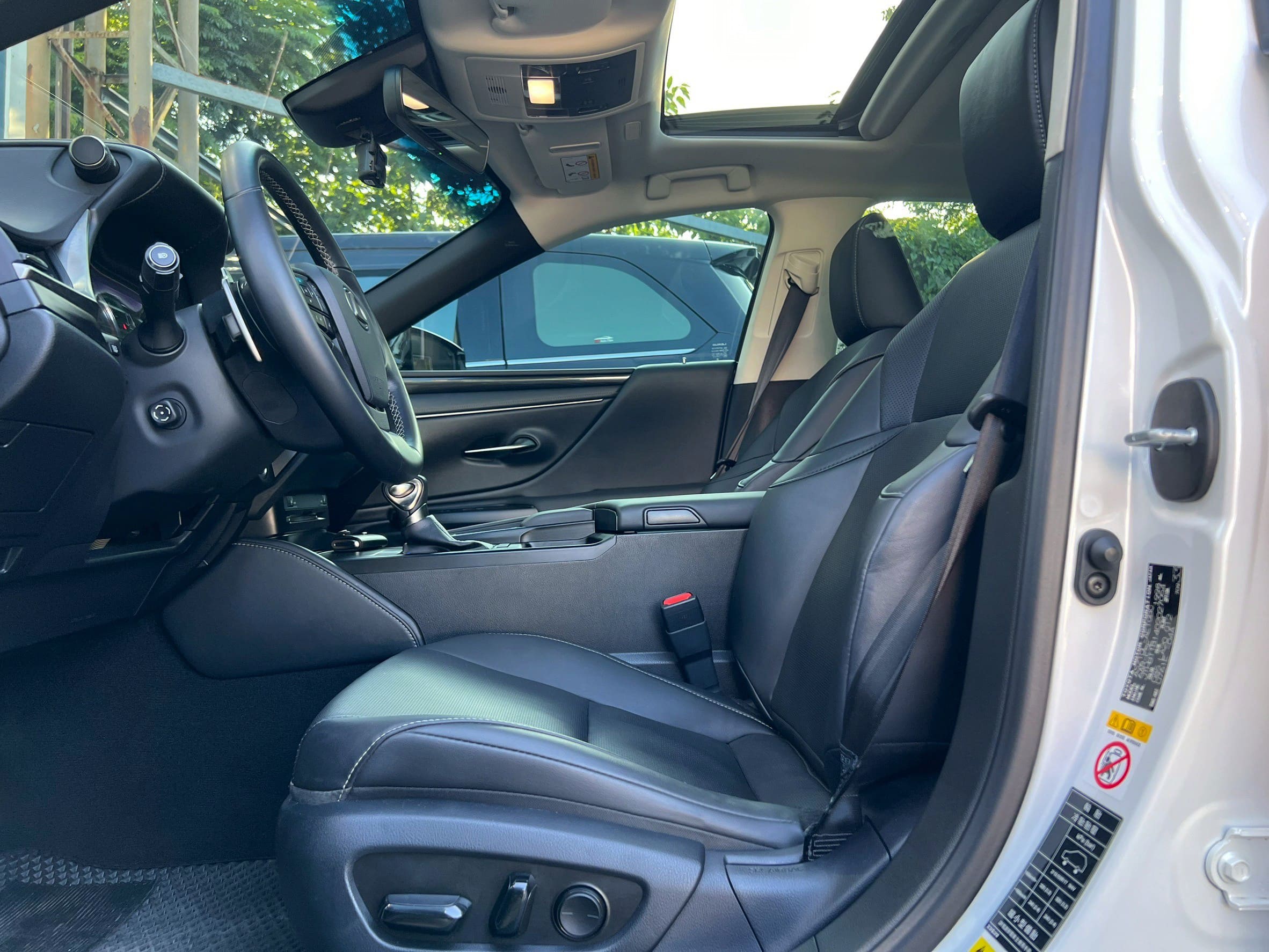 2019 LEXUS ES200 2.0 0938-920-586 周先生 LINE ID : 0938920586  第5張相片