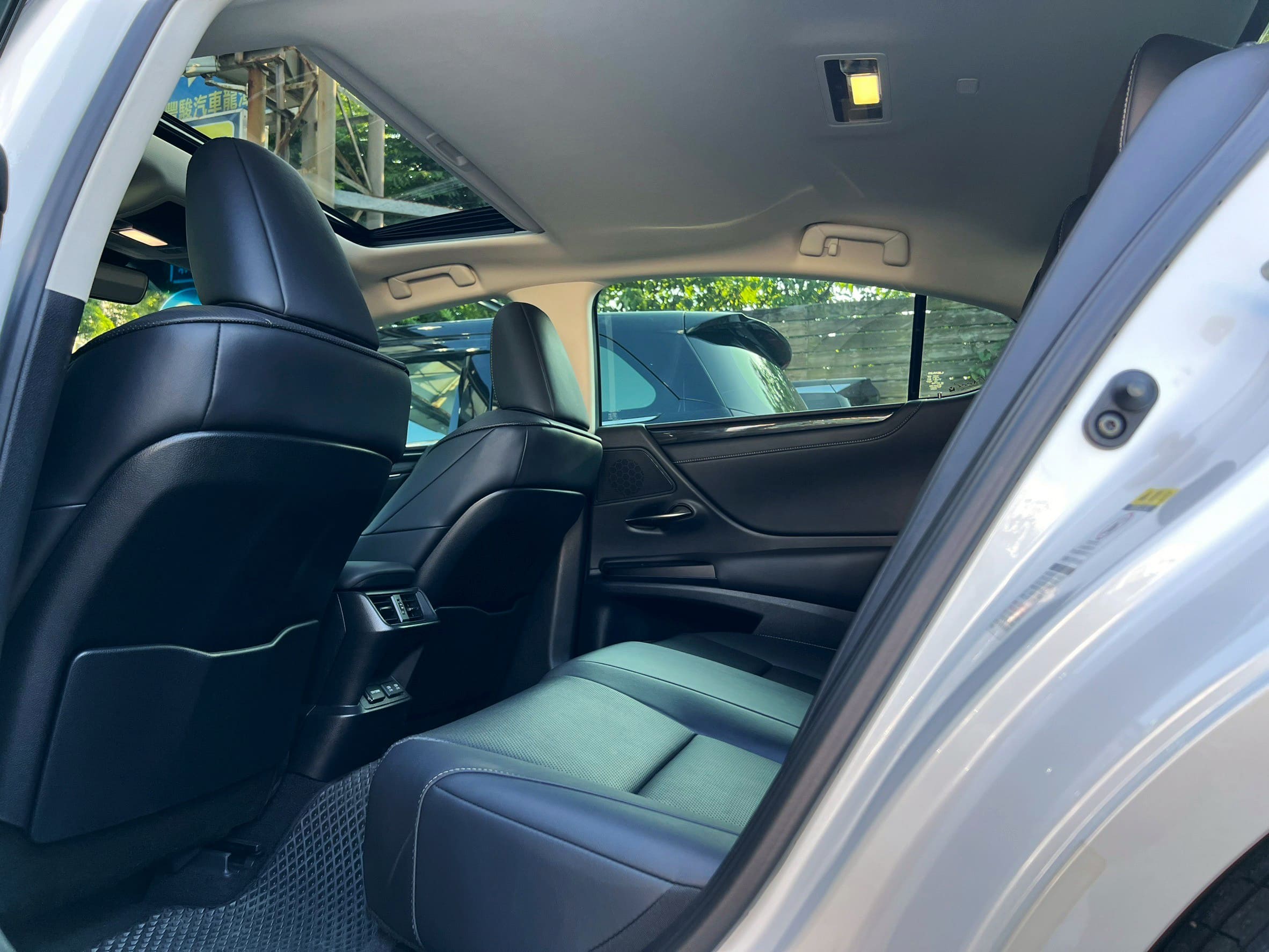 2019 LEXUS ES200 2.0 0938-920-586 周先生 LINE ID : 0938920586  第6張相片