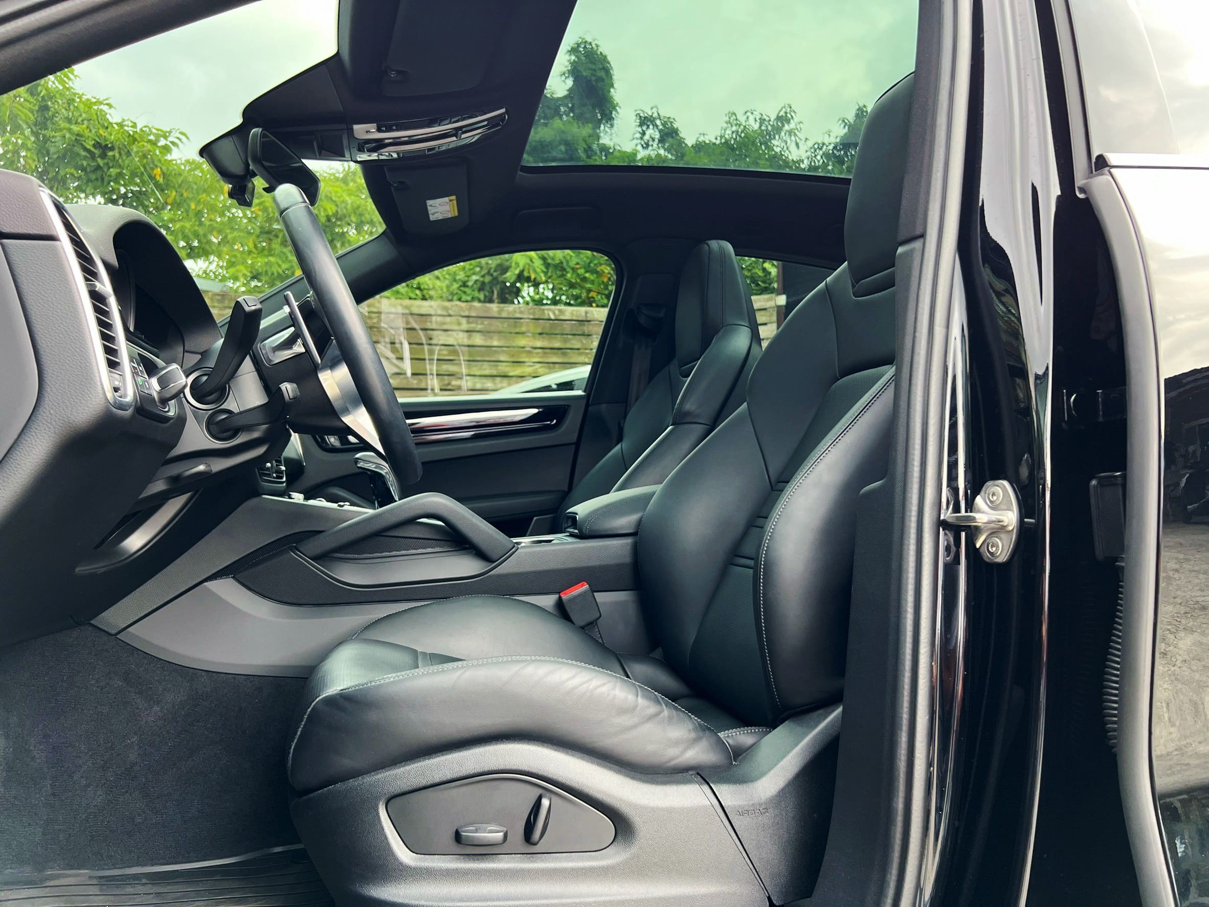 2021 PORSCHE CAYENNE COUPE V6 0938-920-586 周先生 LINE ID : 0938920586  第4張相片