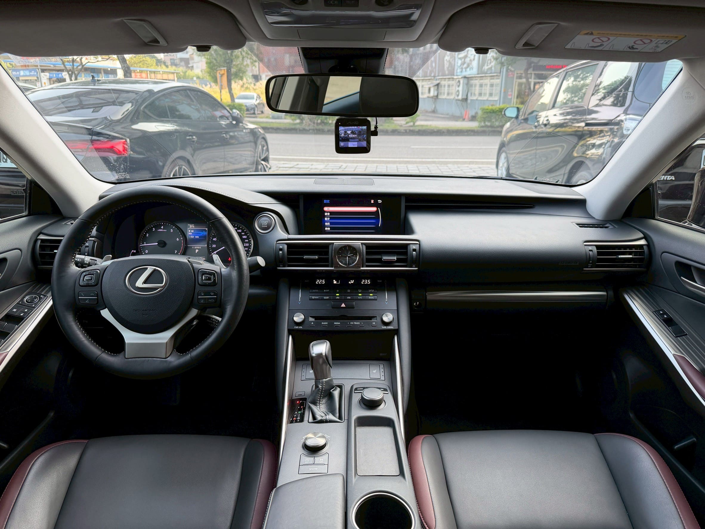 2018年式 LEXUS IS300 Platinum Black鉑黑特仕車 0938-920-586 周先生 LINE ID : 0938920586  第3張相片