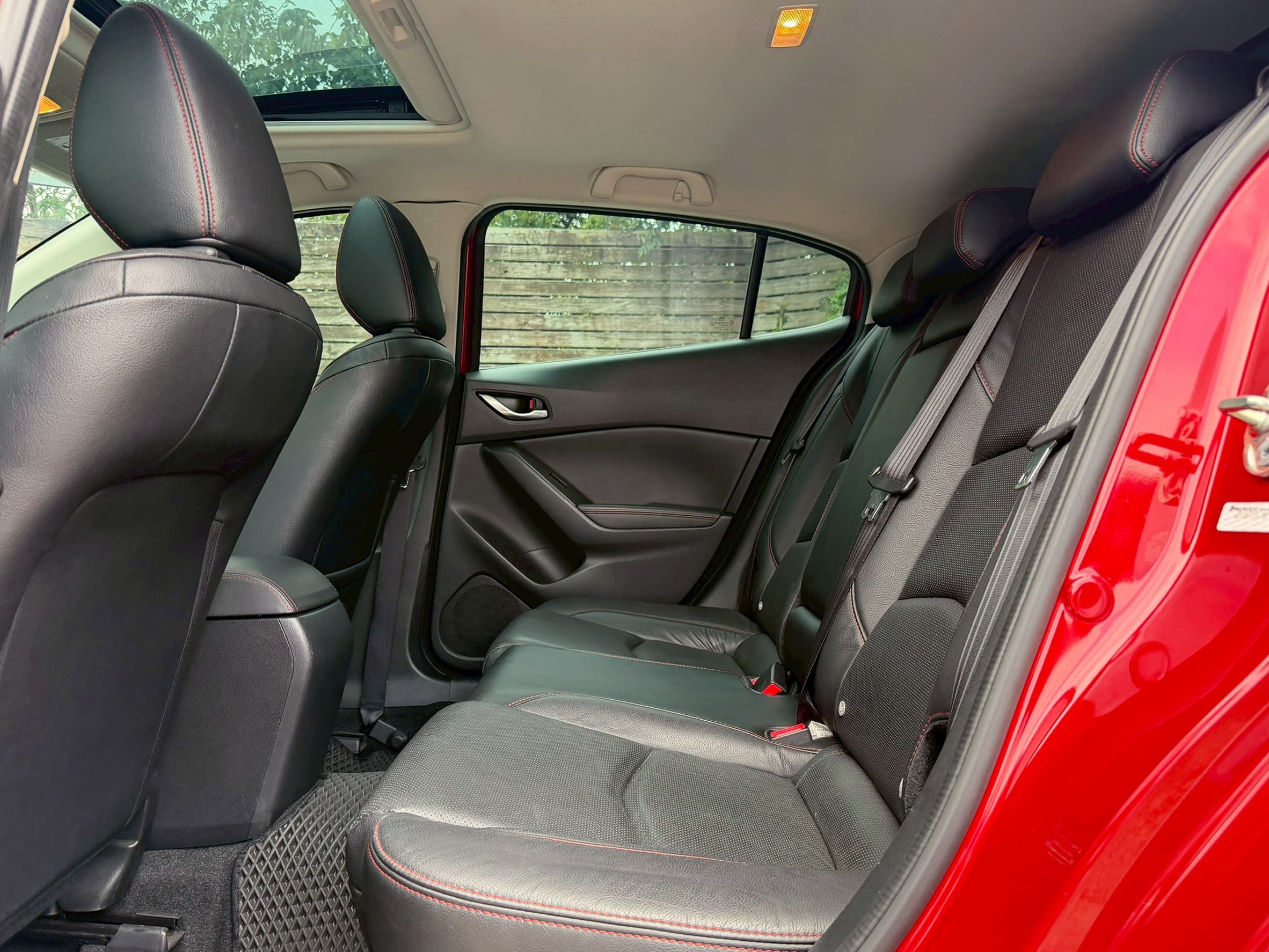 2015 MAZDA3 2.0 五門 頂級 跑8萬公里 0938-920-586 周先生 LINE ID : 0938920586  第6張相片