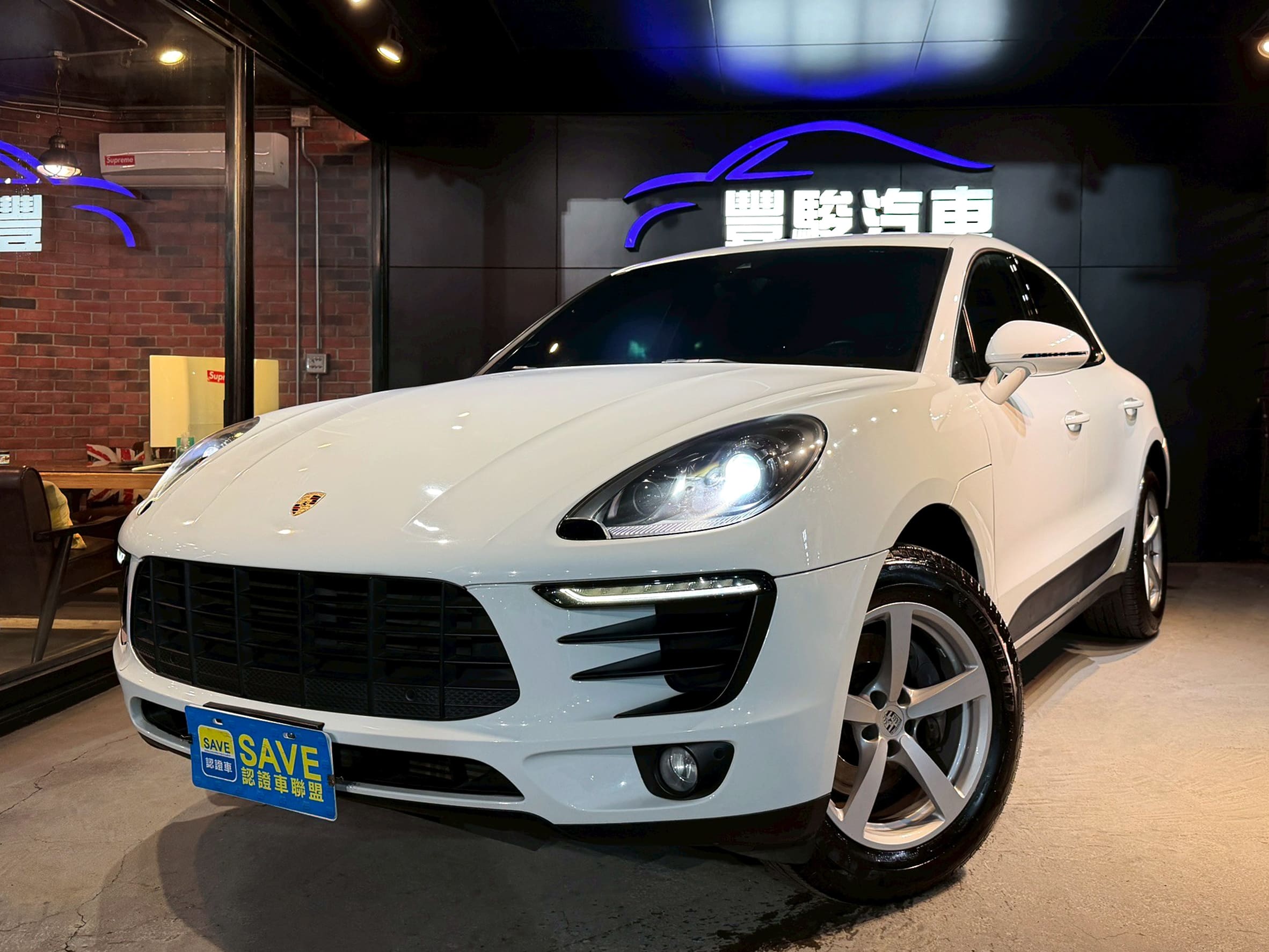 2016 Porsche Macan 2.0T 舊改新貫穿式尾燈 0938-920-586 周先生 LINE ID : 0938920586  第1張相片