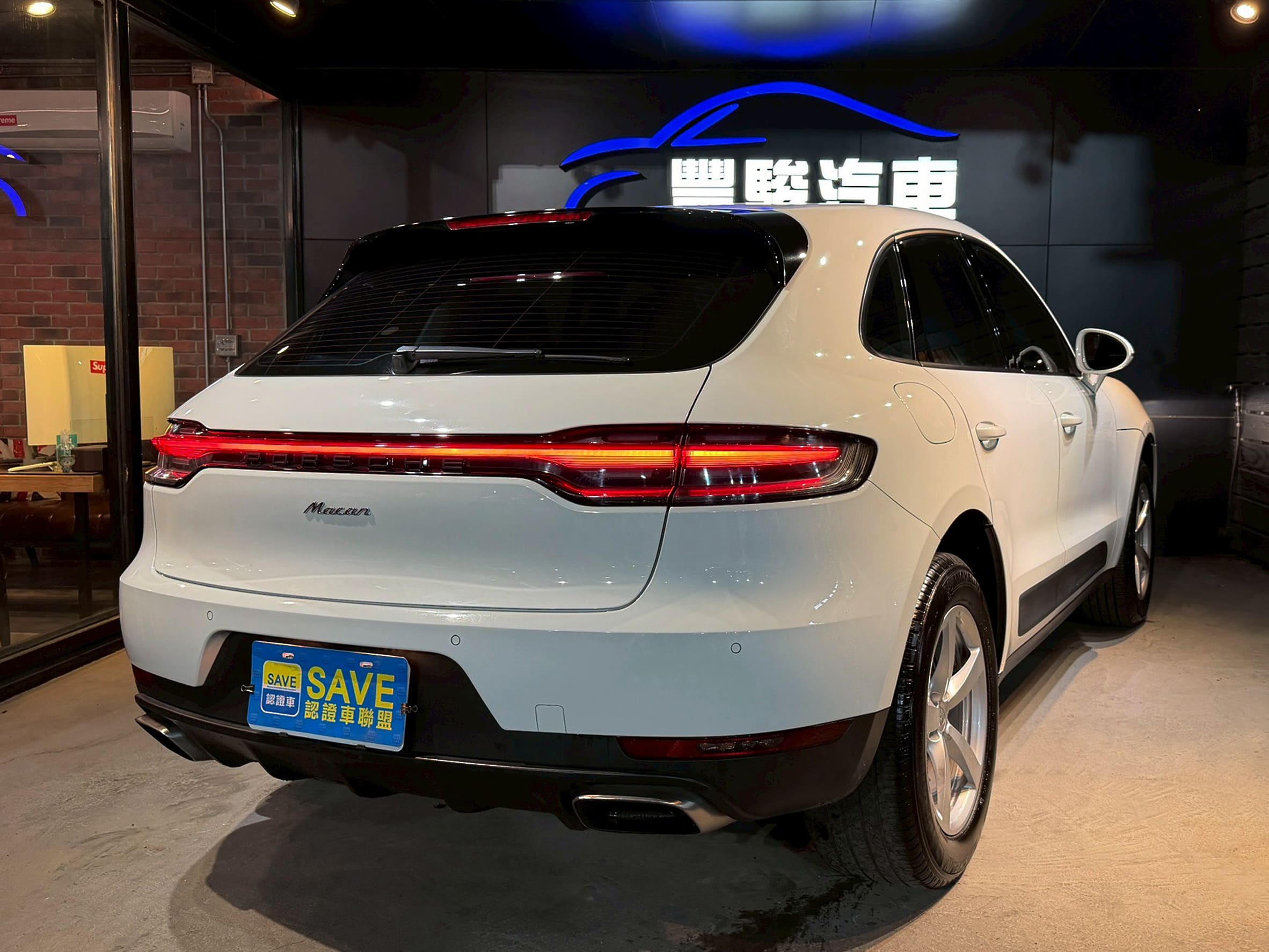 2016 Porsche Macan 2.0T 舊改新貫穿式尾燈 0938-920-586 周先生 LINE ID : 0938920586  第2張相片