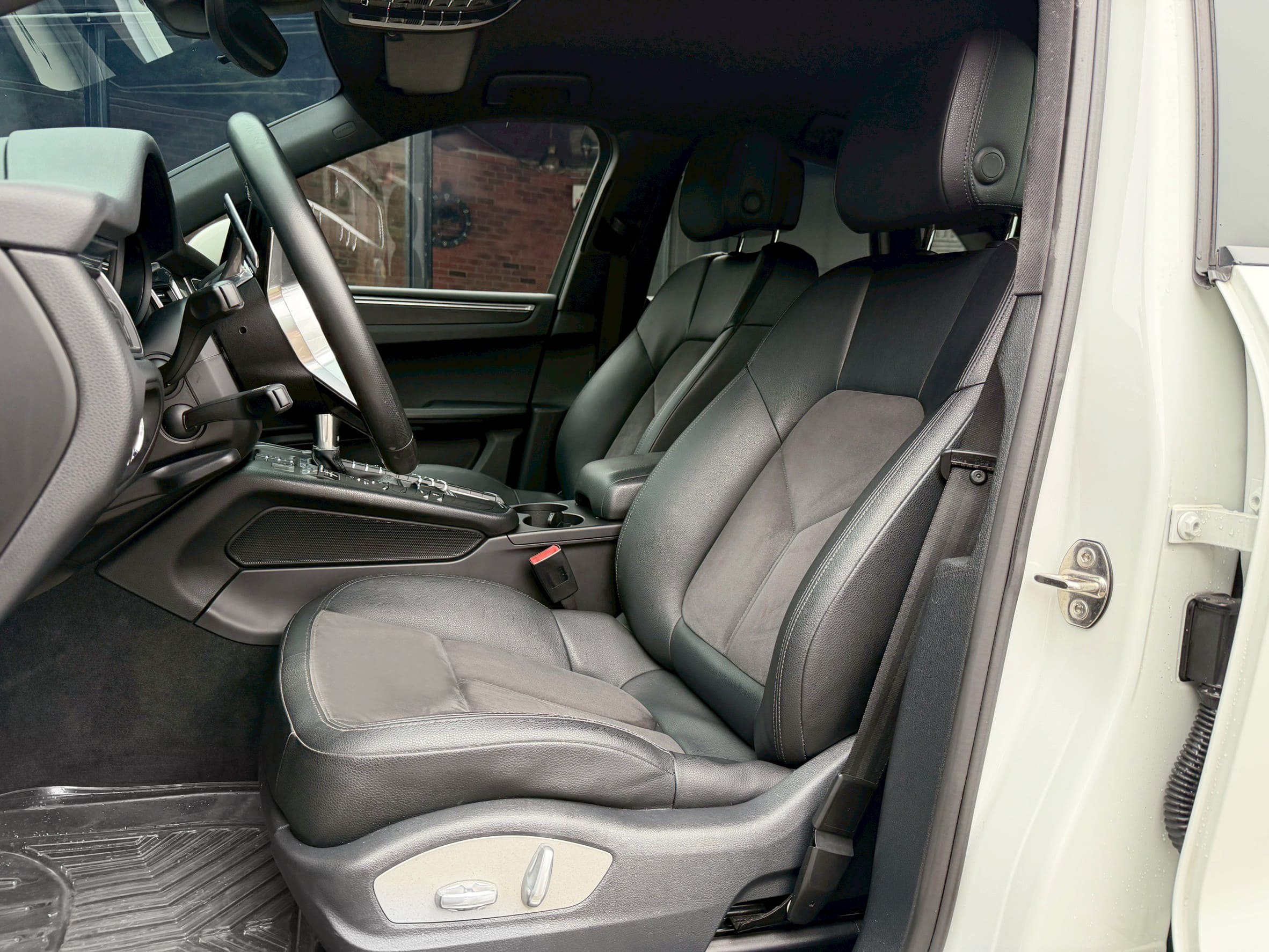 2016 Porsche Macan 2.0T 舊改新貫穿式尾燈 0938-920-586 周先生 LINE ID : 0938920586  第4張相片