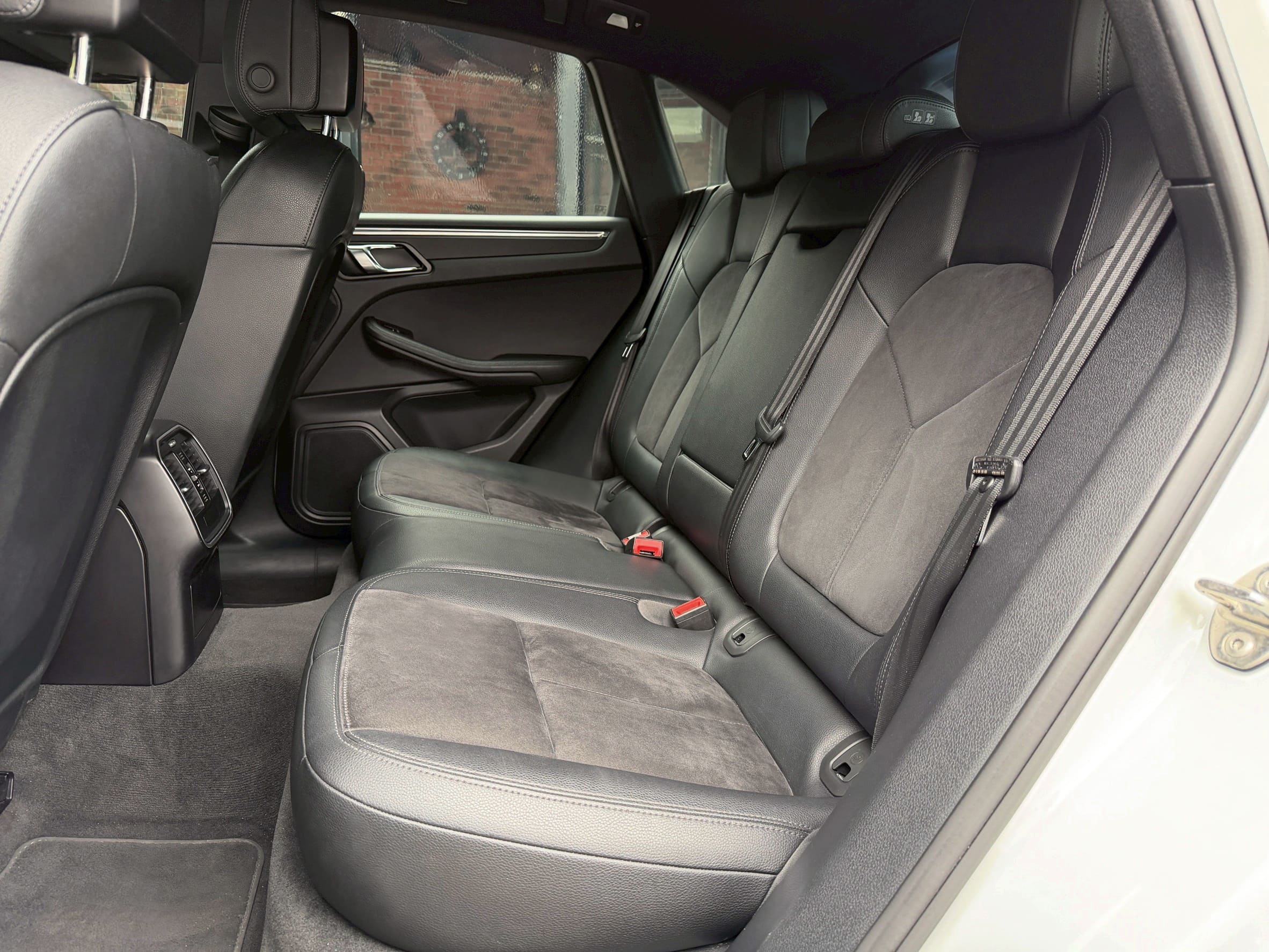 2016 Porsche Macan 2.0T 舊改新貫穿式尾燈 0938-920-586 周先生 LINE ID : 0938920586  第5張相片