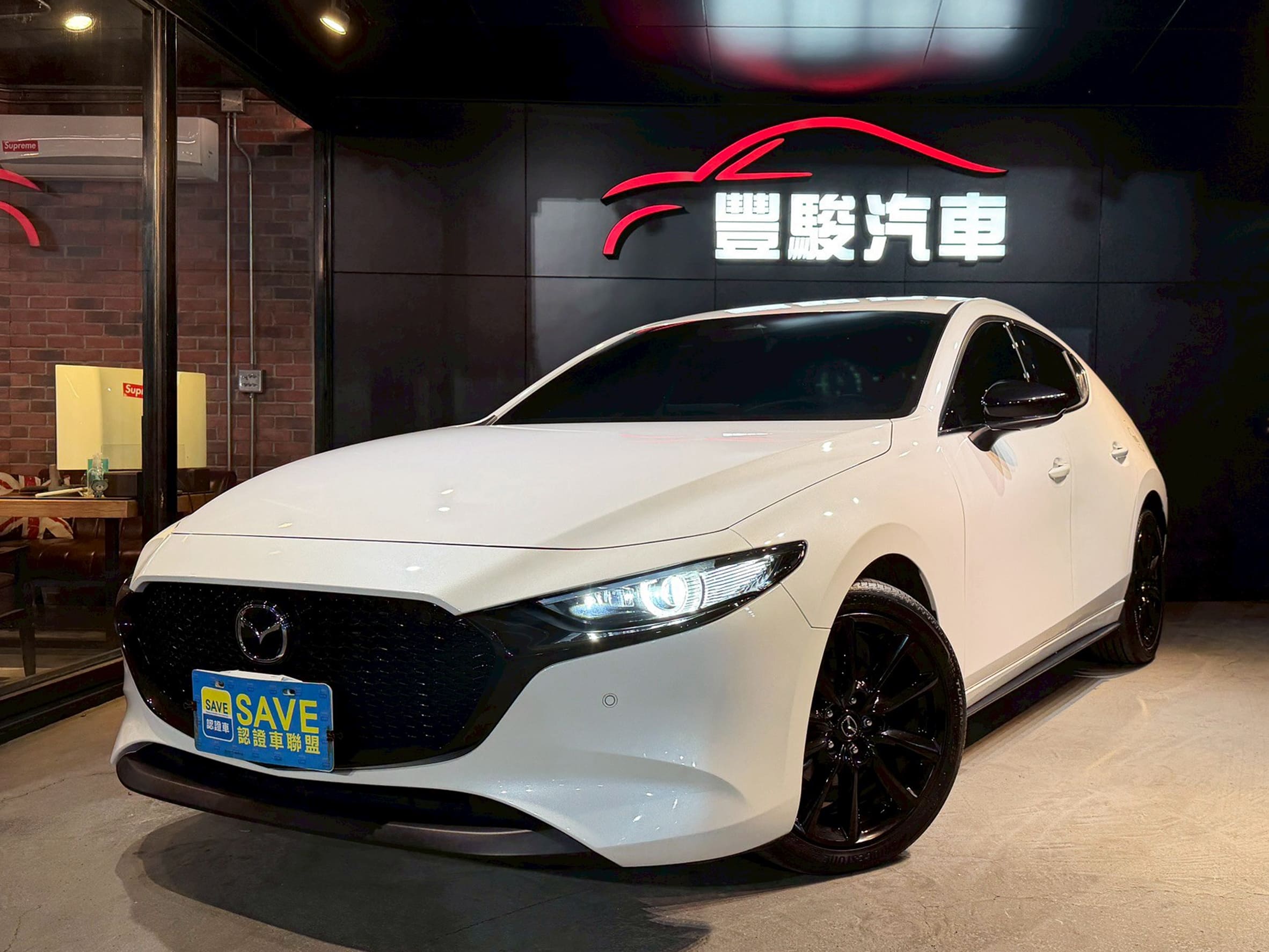 2023 MAZDA3 5D 20S Signature 頂級 稀有紅內裝,加裝氛圍燈,音響外蓋 0938-920-586 周先生 LINE ID : 0938920586  第1張相片