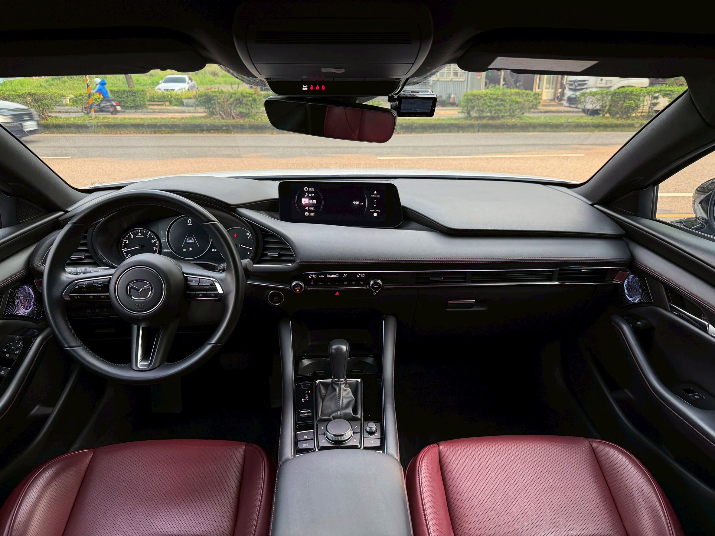 2023 MAZDA3 5D 20S Signature 頂級 稀有紅內裝,加裝氛圍燈,音響外蓋 0938-920-586 周先生 LINE ID : 0938920586  第3張相片