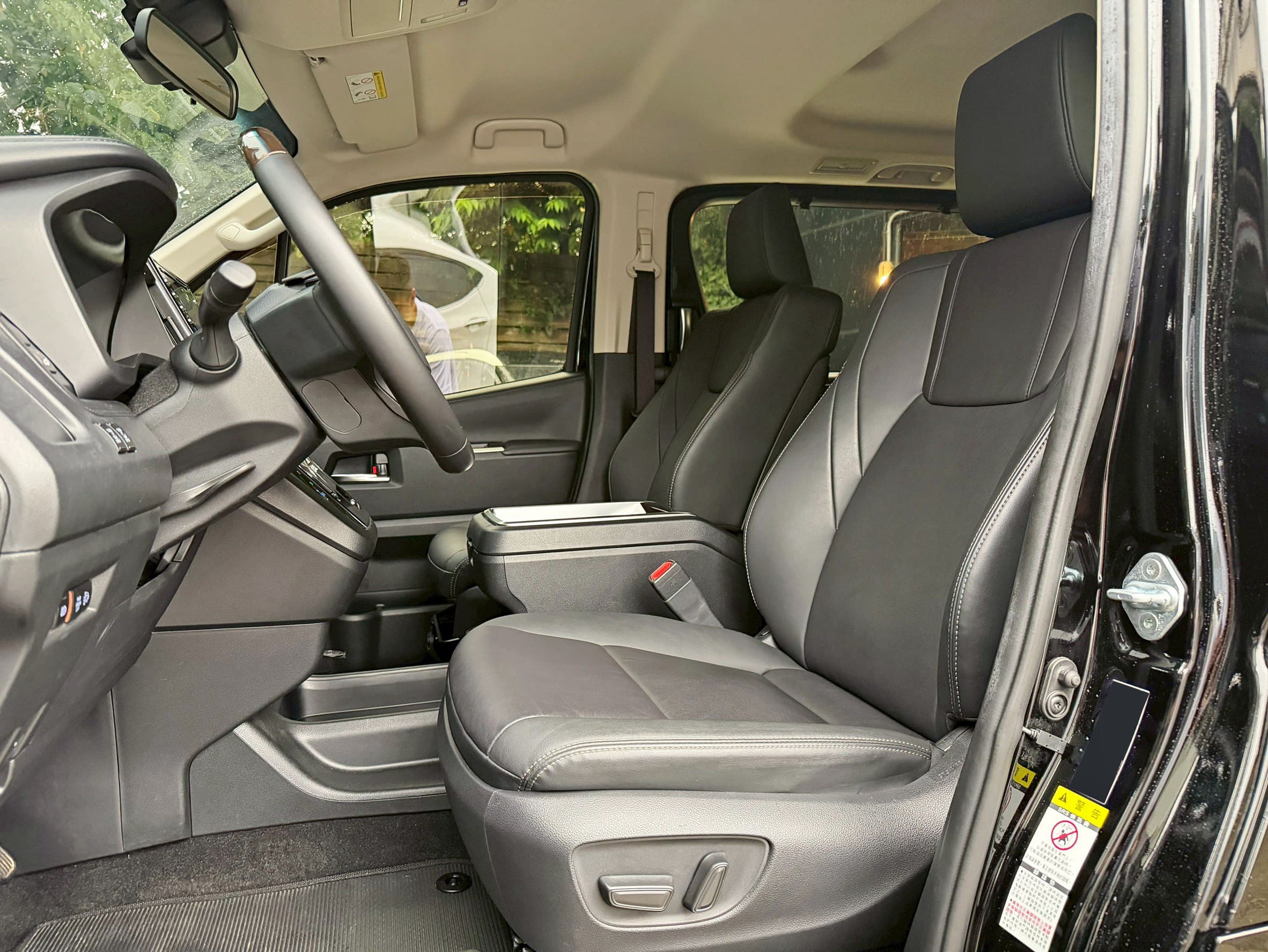 2023 TOYOTA GRANVIA 6人座旗艦 只跑4萬公里 0938-920-586 周先生 LINE ID : 0938920586  第4張相片