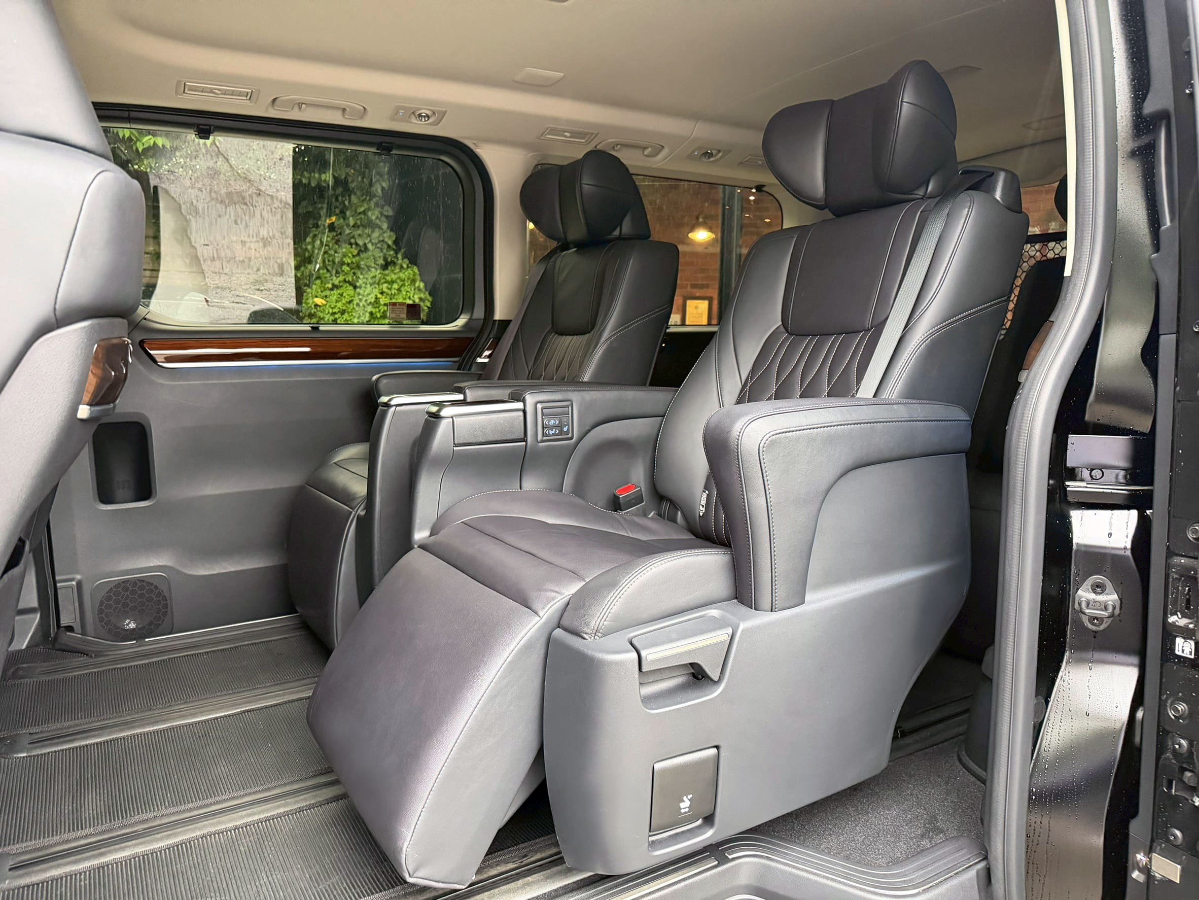 2023 TOYOTA GRANVIA 6人座旗艦 只跑4萬公里 0938-920-586 周先生 LINE ID : 0938920586  第5張相片