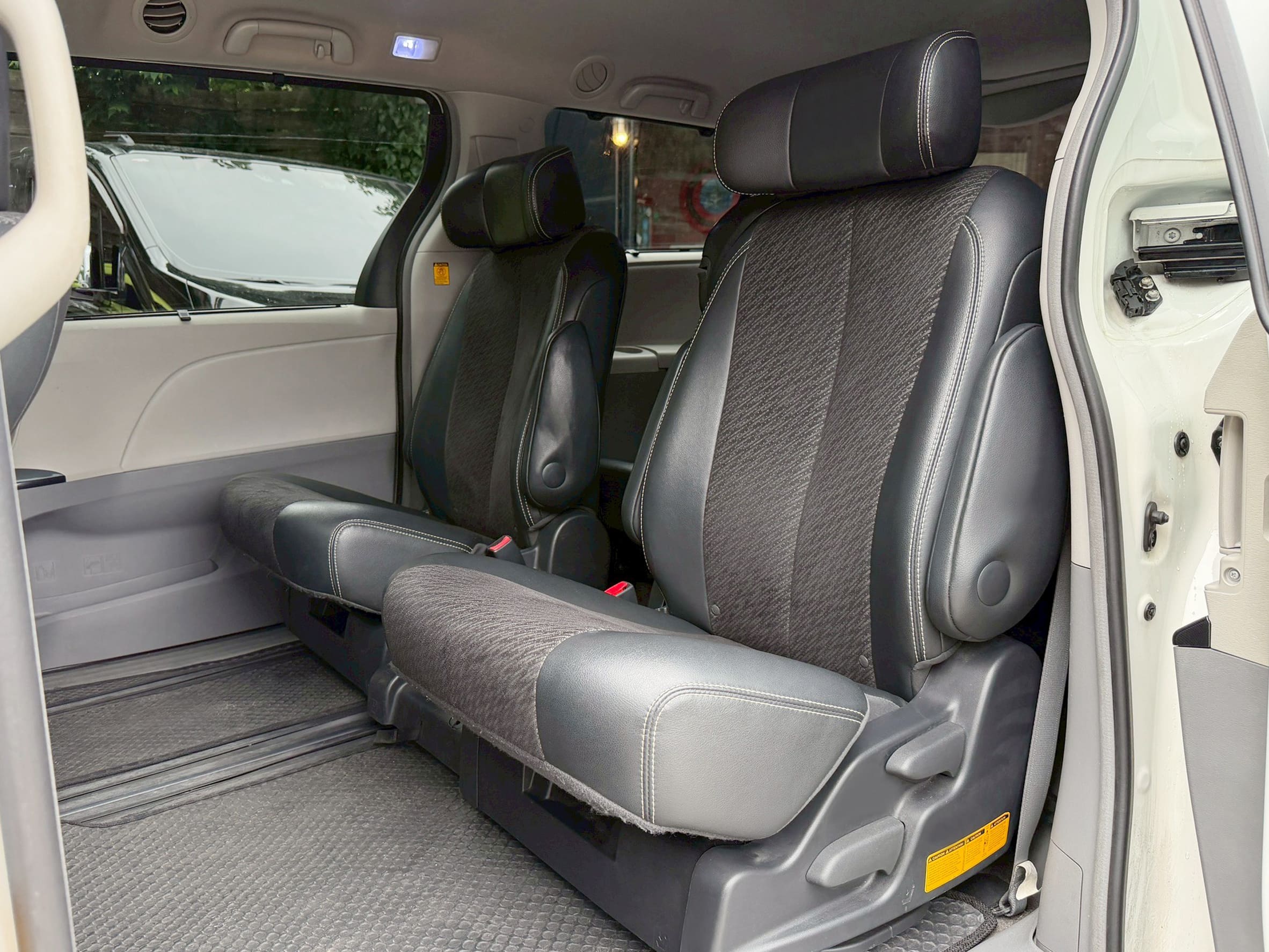 2012 Toyota SIENNA SE 3.5 跑6萬5公里 0938-920-586 周先生 LINE ID : 0938920586  第6張相片