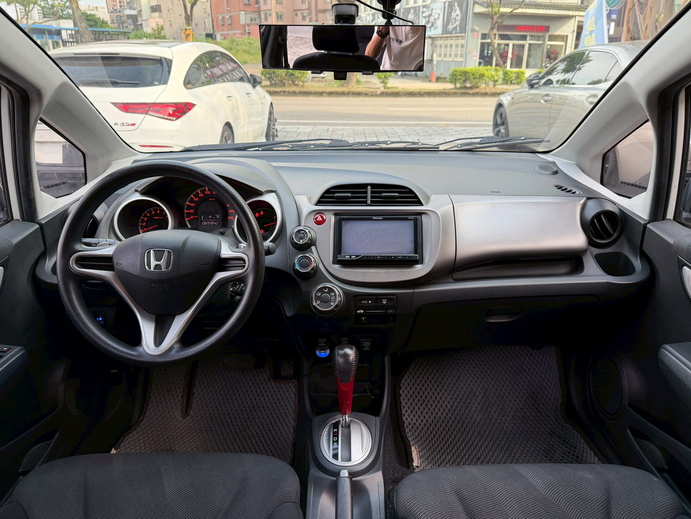2009 Honda Fit VTi-S 僅跑6萬6公里 0938-920-586 周先生 LINE ID : 0938920586  第3張相片